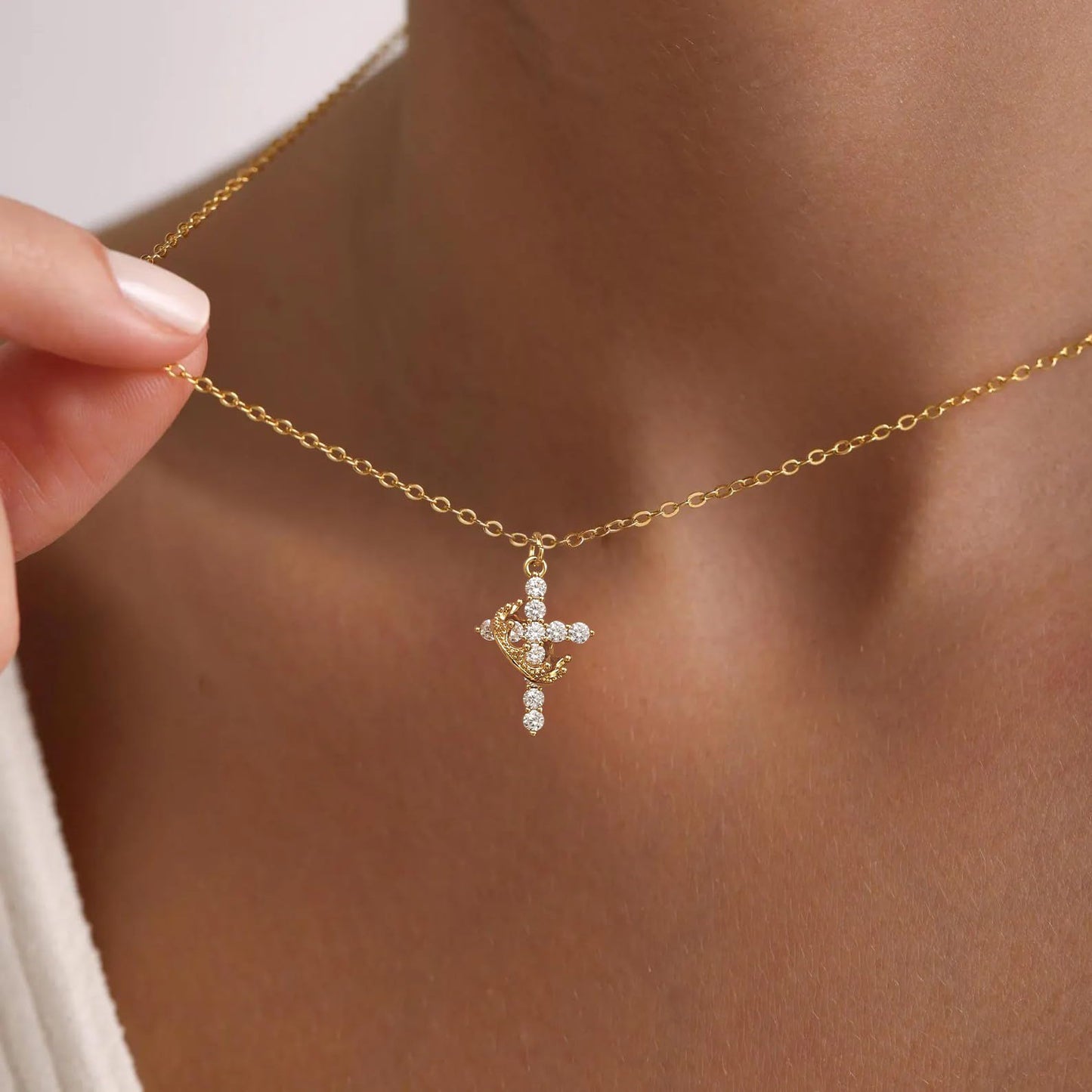 Collar con colgante de cruz corona de oro de 14K